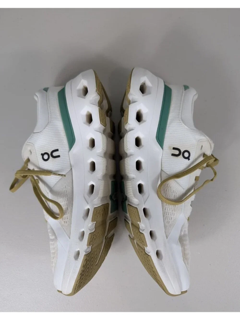 On cloud cloud runner2 undyed green, white running shoes women's size 9.5